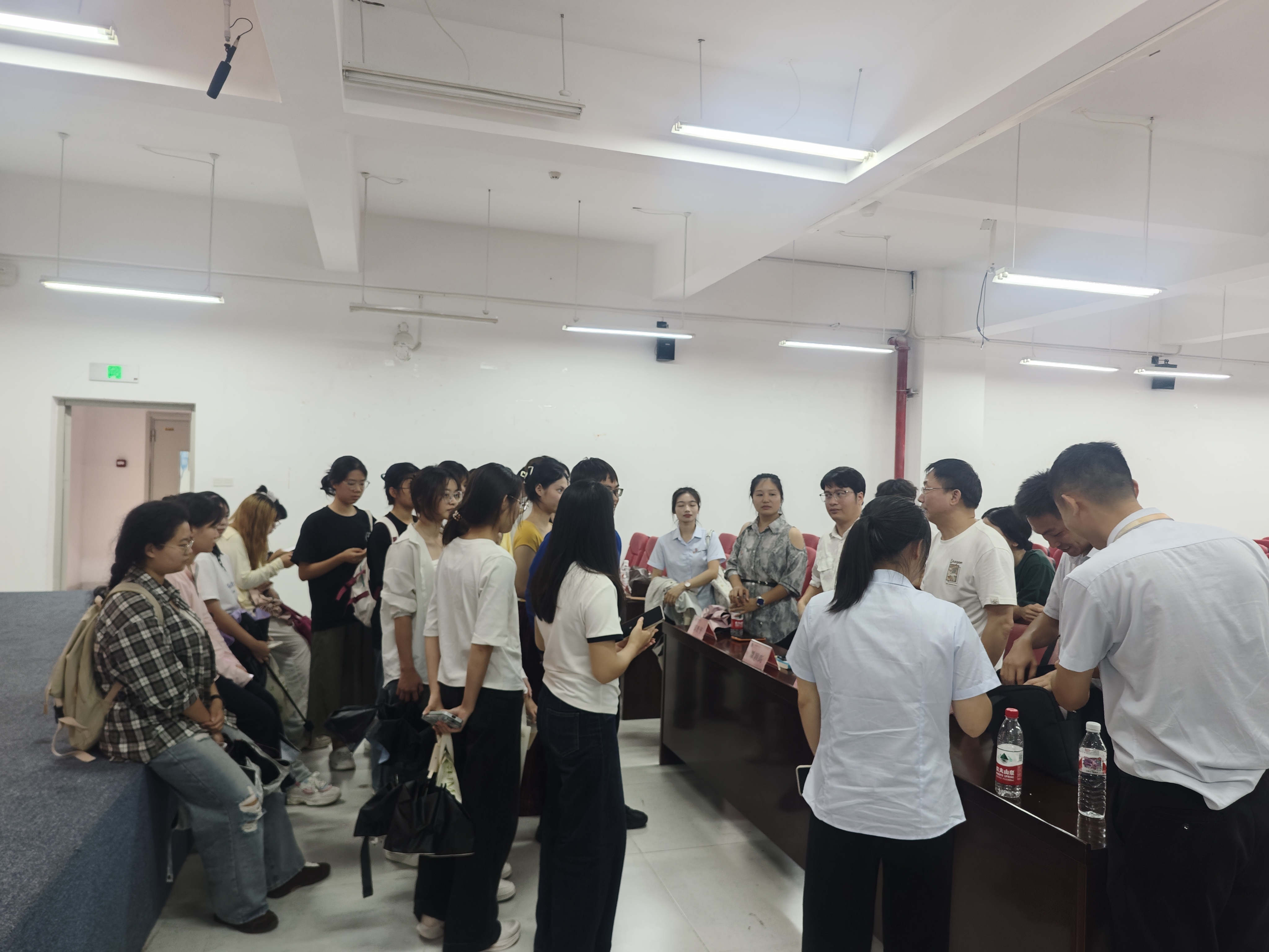 图3 毕业生与光大百龄帮深入交流.jpg